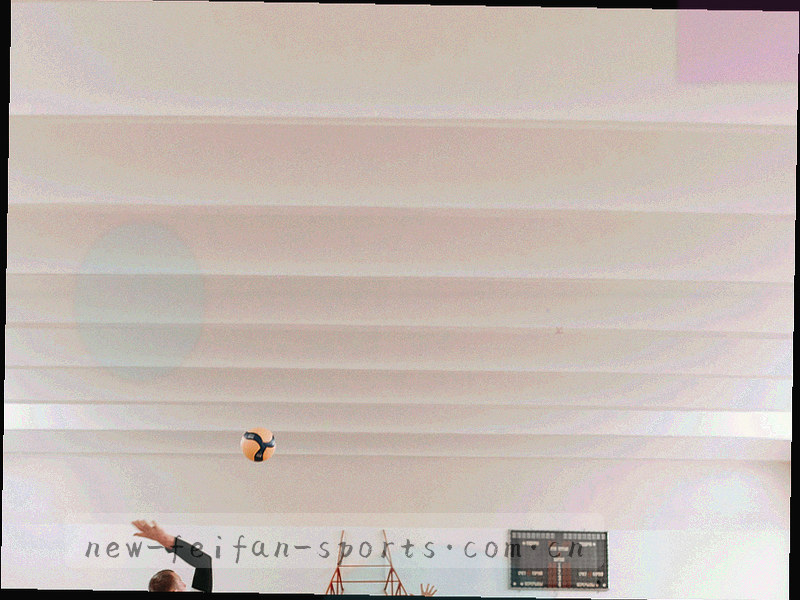 平板屏幕上显示控球率对比图表，标注框提示主客队比例与更新时间